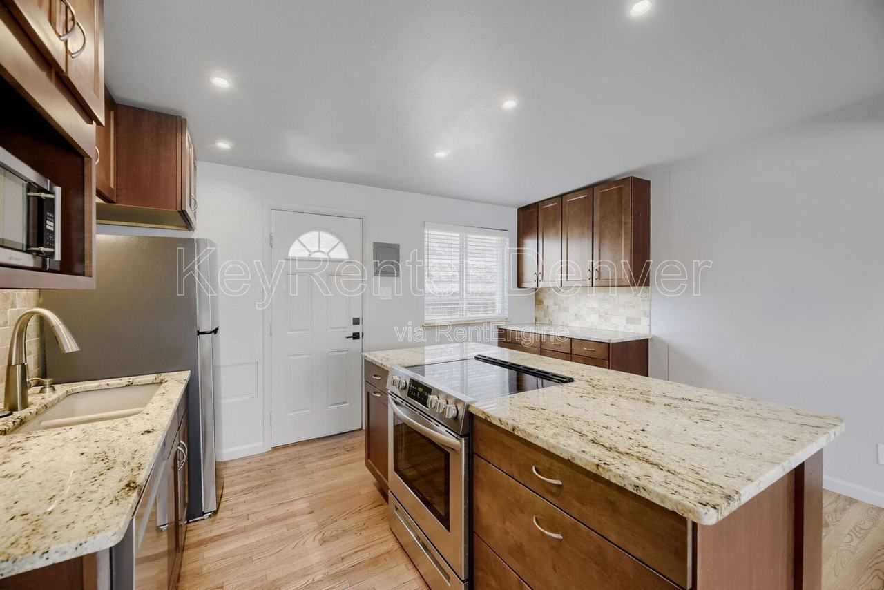 221 S Holly St - Photo 4 of 12