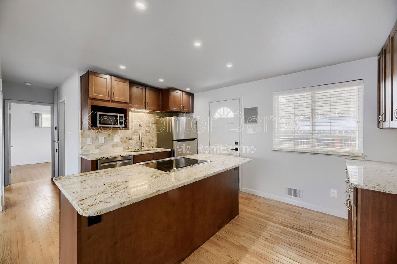221 S Holly St - Photo 5 of 12