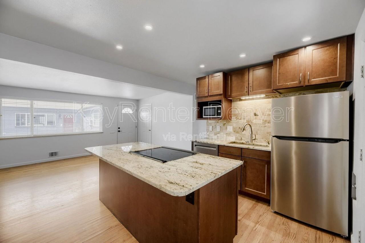 221 S Holly St - Photo 6 of 12