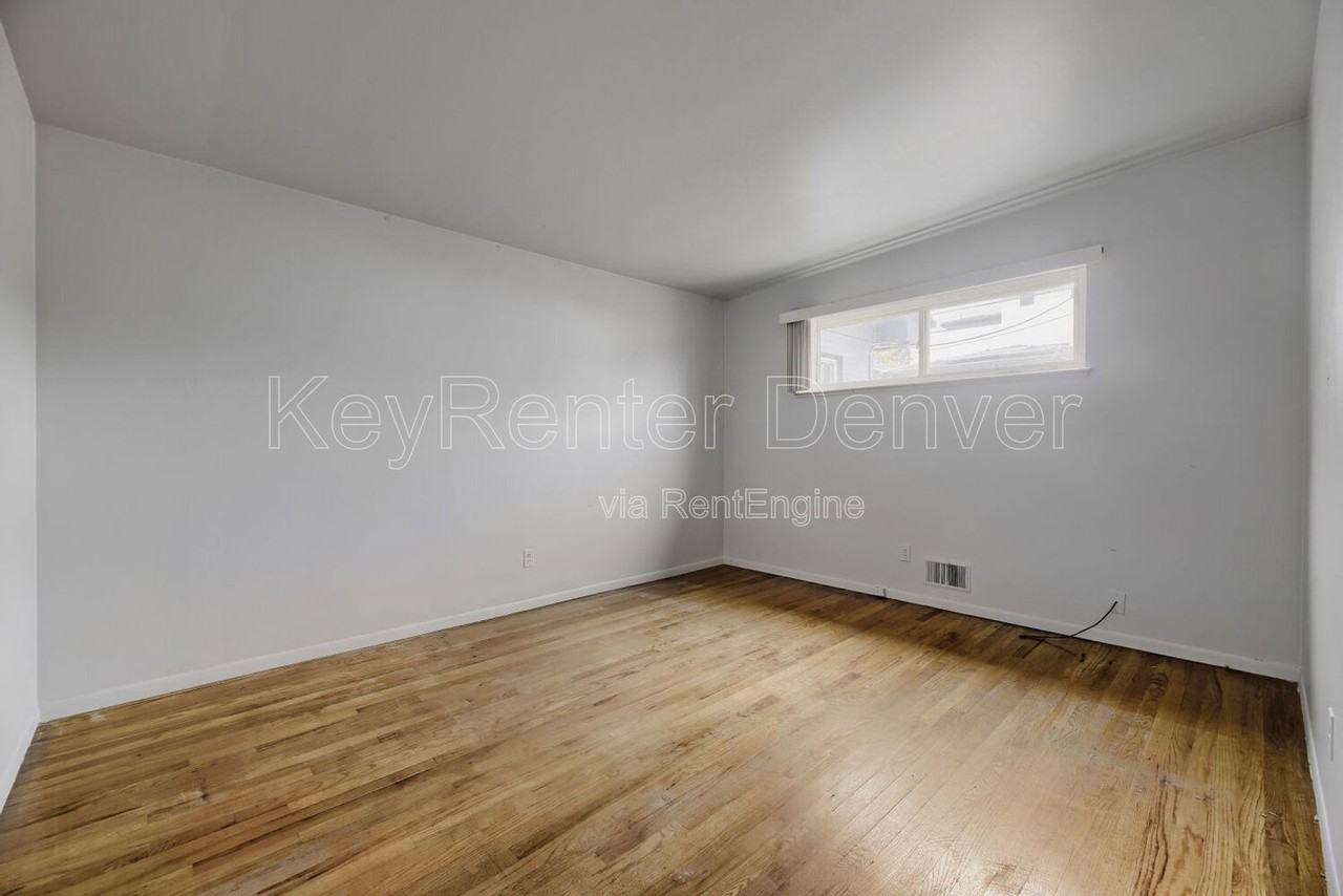 221 S Holly St - Photo 7 of 12