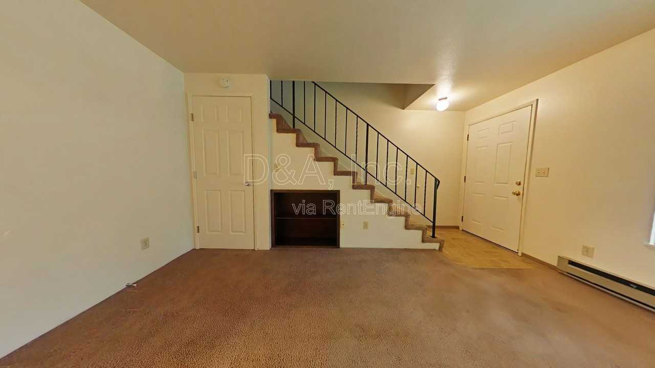 112 Ne Conifer Blvd #8 - Photo 2 of 10