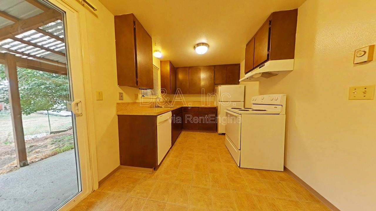 112 Ne Conifer Blvd #8 - Photo 3 of 10