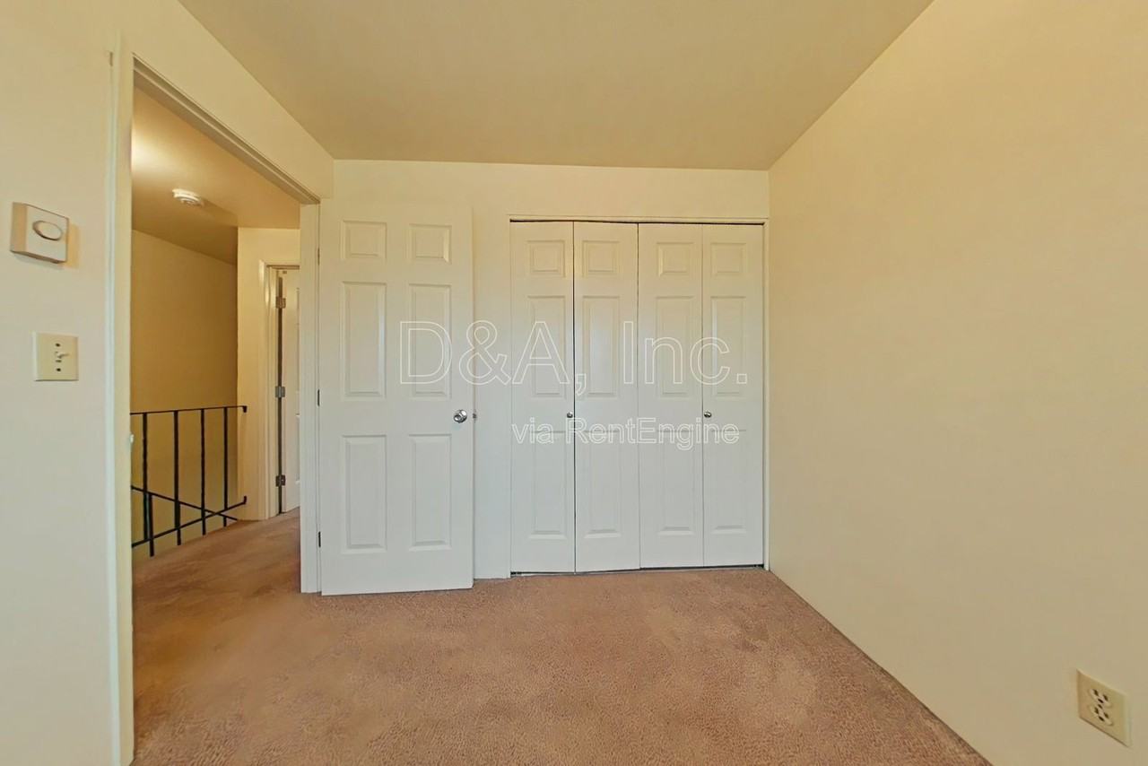 112 Ne Conifer Blvd #8 - Photo 5 of 10