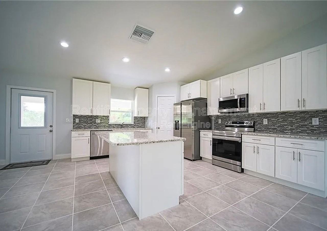 1535 Argosy Rd - Photo 4 of 19