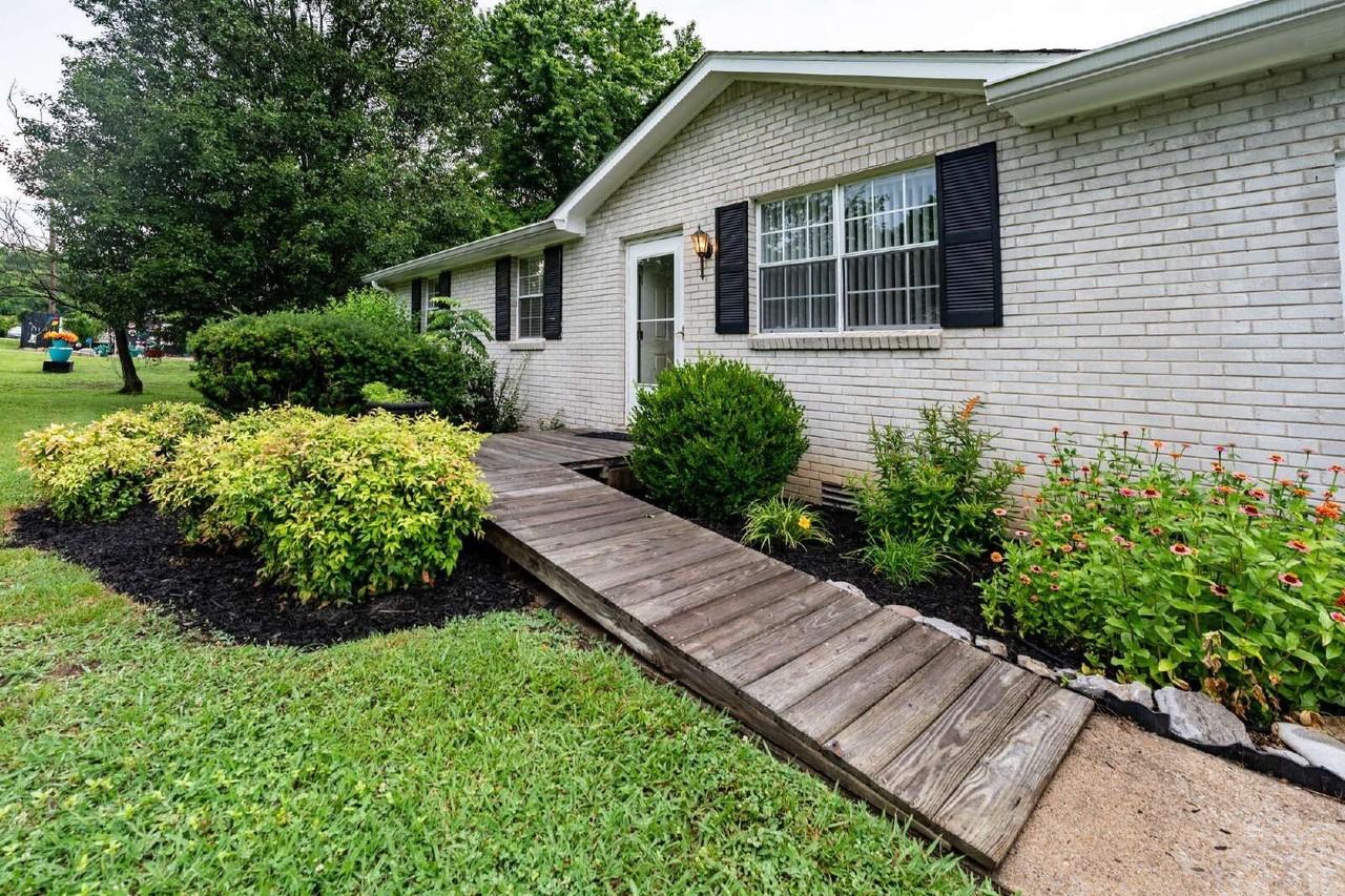 207 Whitnel Dr - Photo 4 of 37