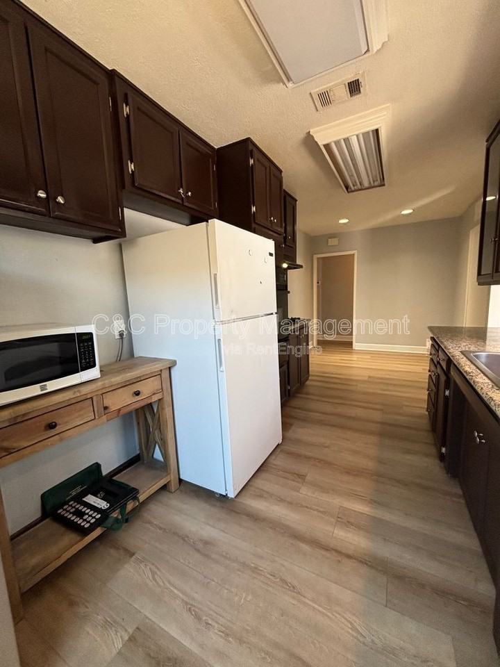 417 N Citrus St - Photo 4 of 18
