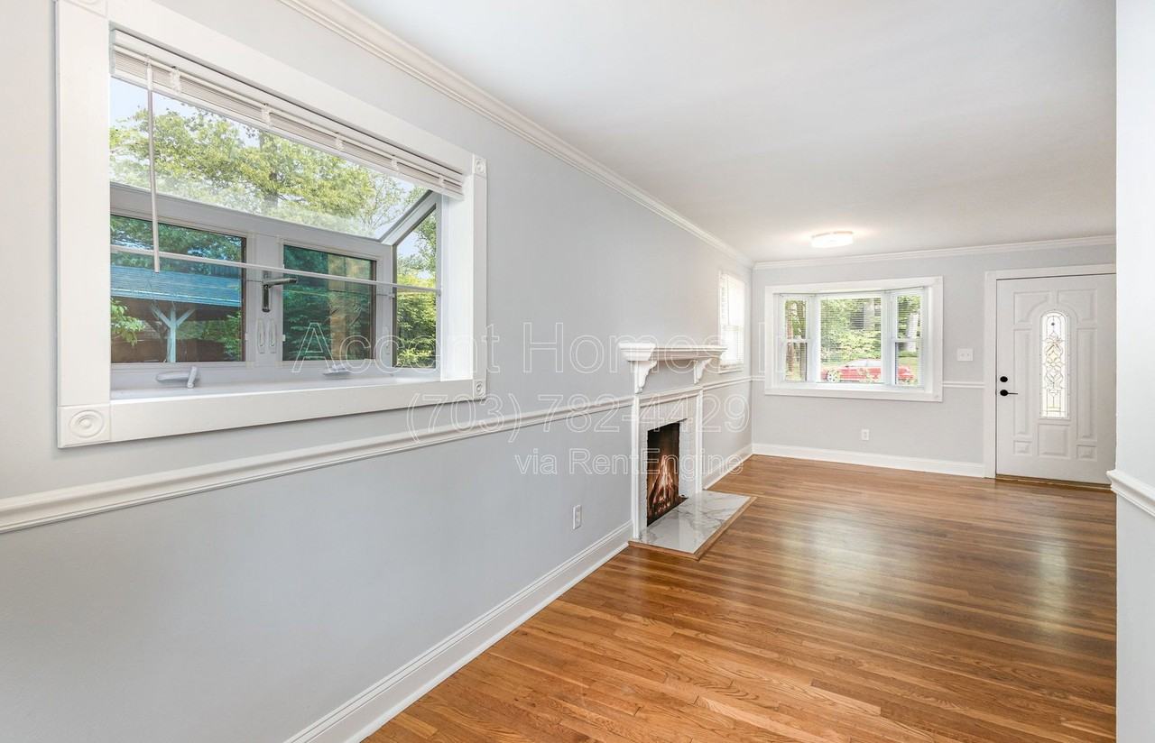7329 Marc Dr - Photo 4 of 28