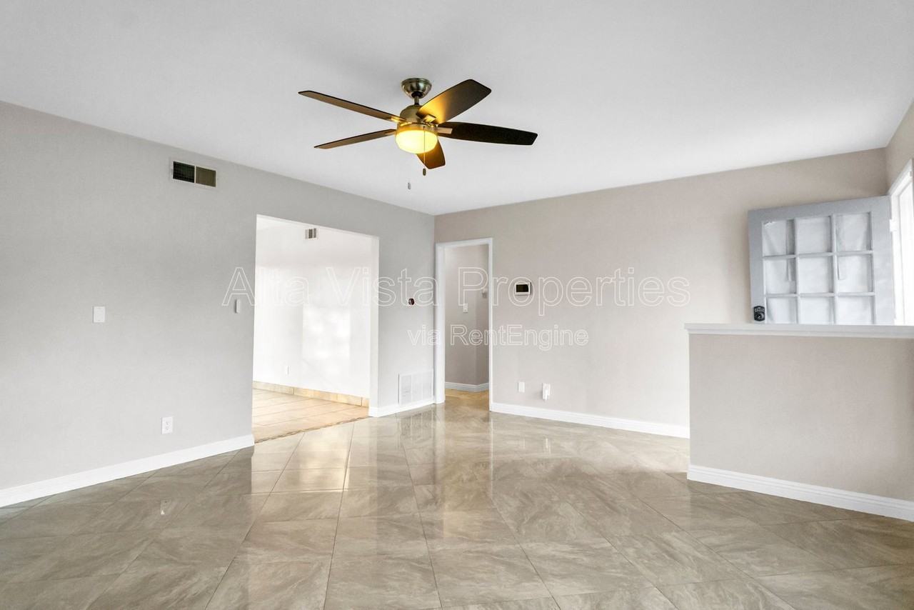 120 Green Ave - Photo 4 of 30
