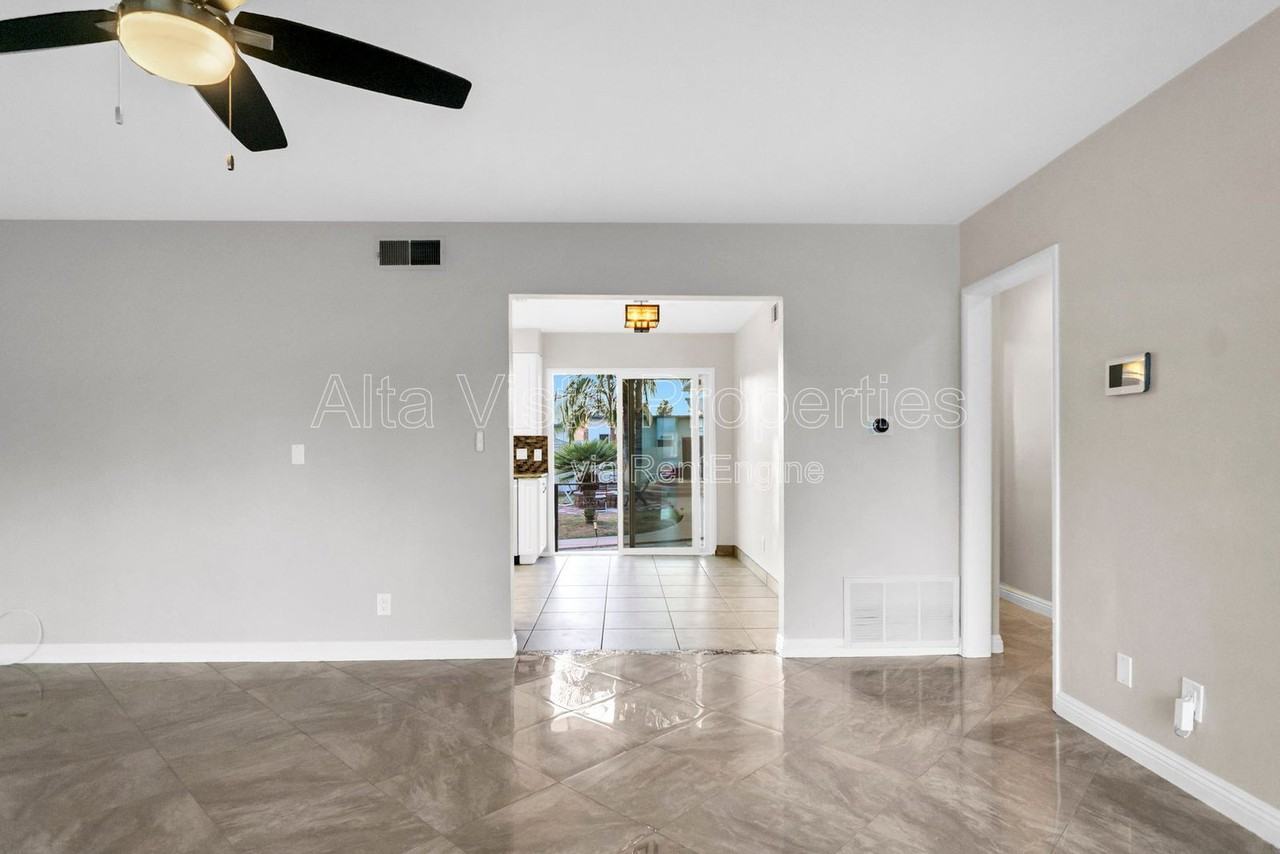 120 Green Ave - Photo 5 of 30