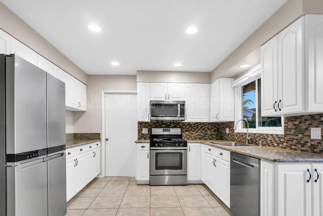 120 Green Ave - Photo 6 of 30