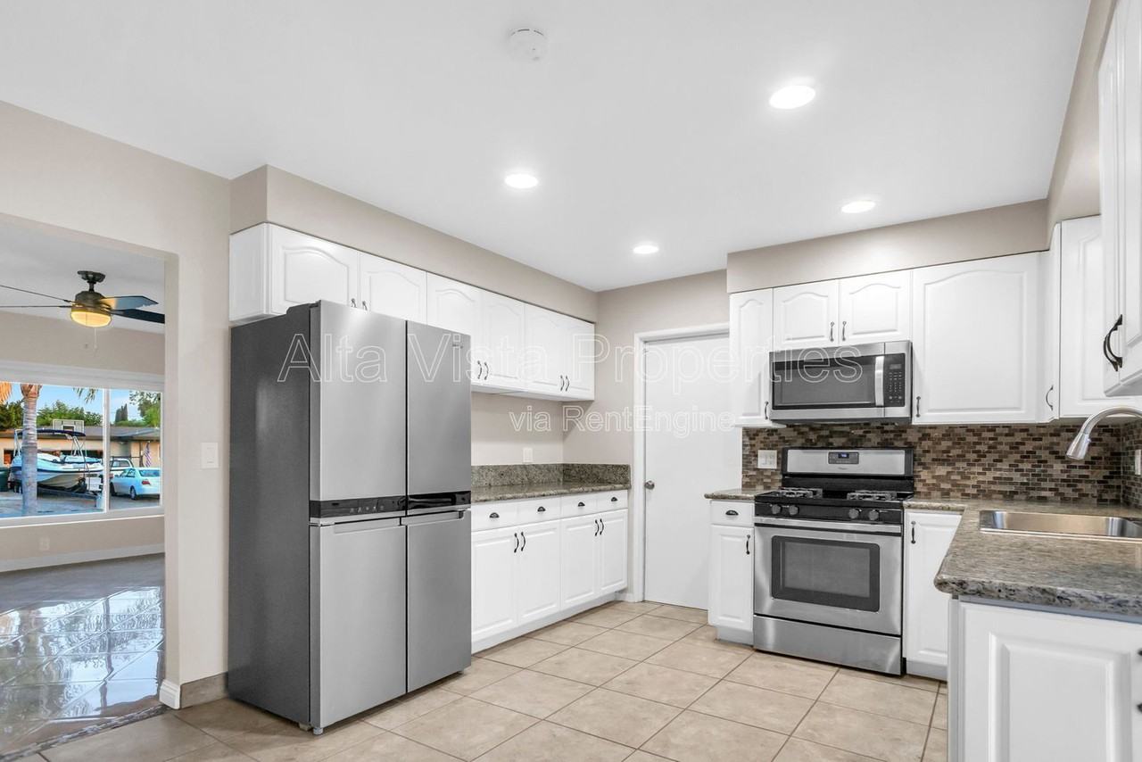 120 Green Ave - Photo 7 of 30