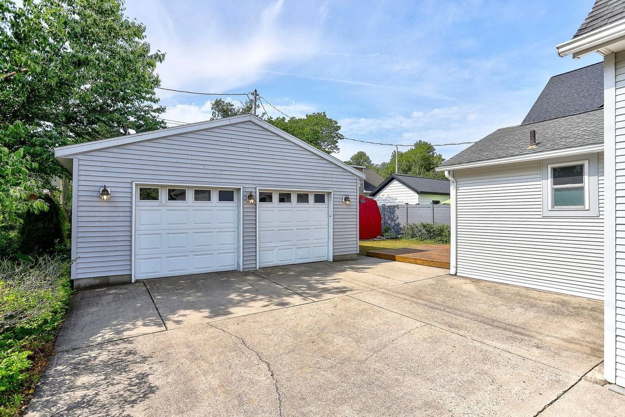 1190 Lakeview Dr - Photo 5 of 34