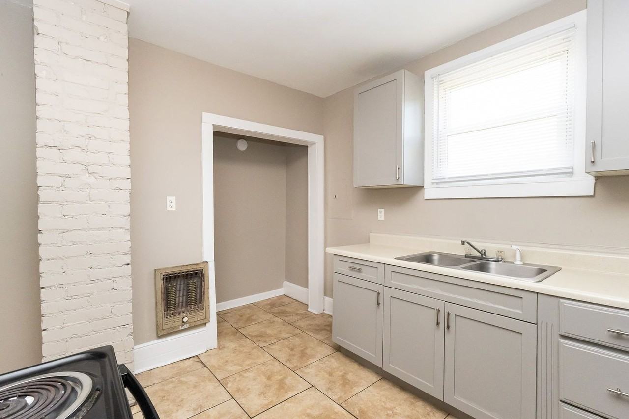 457 Roanoke Ave - Photo 4 of 15