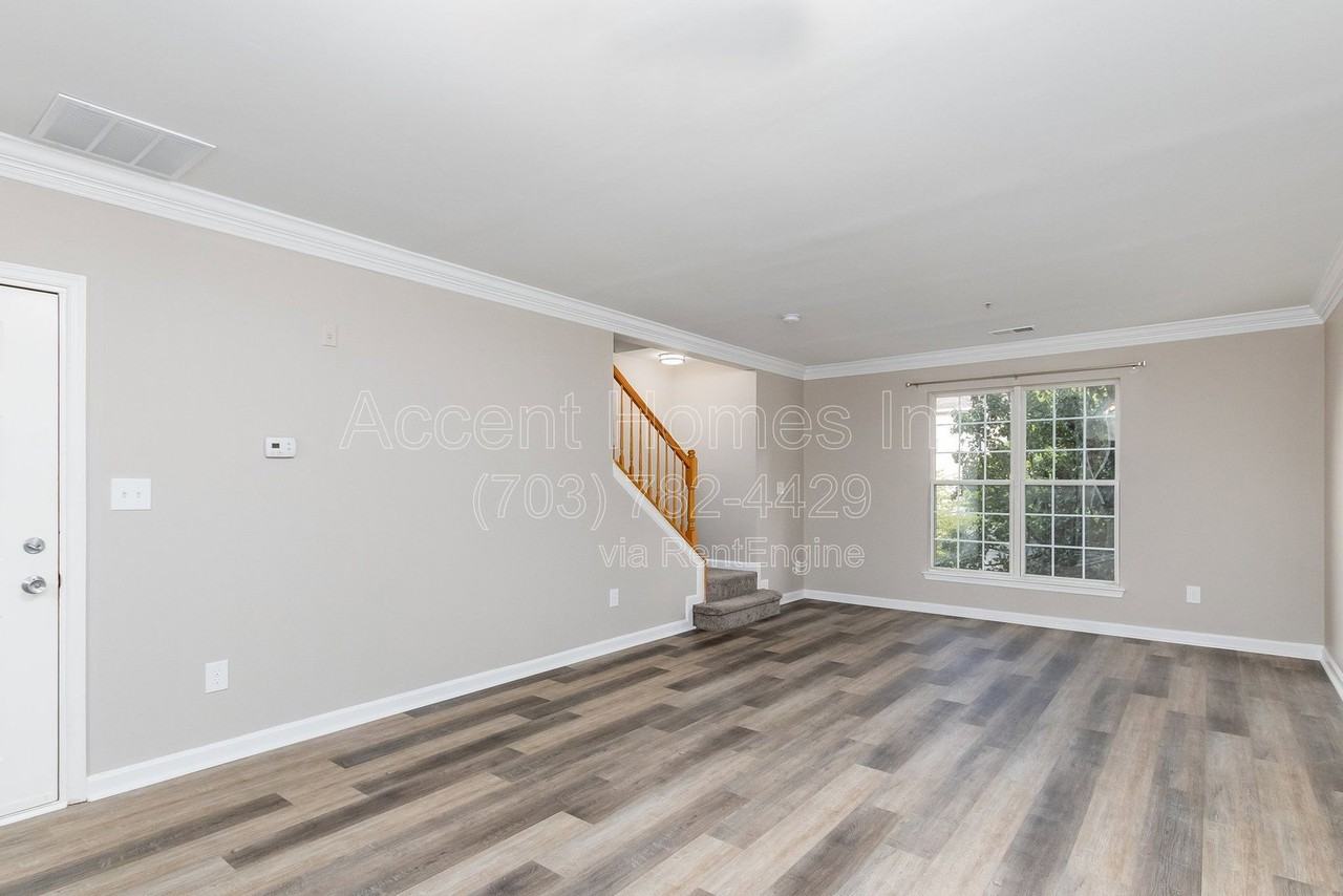 1581 Leeds Castle Dr #201 - Photo 5 of 38