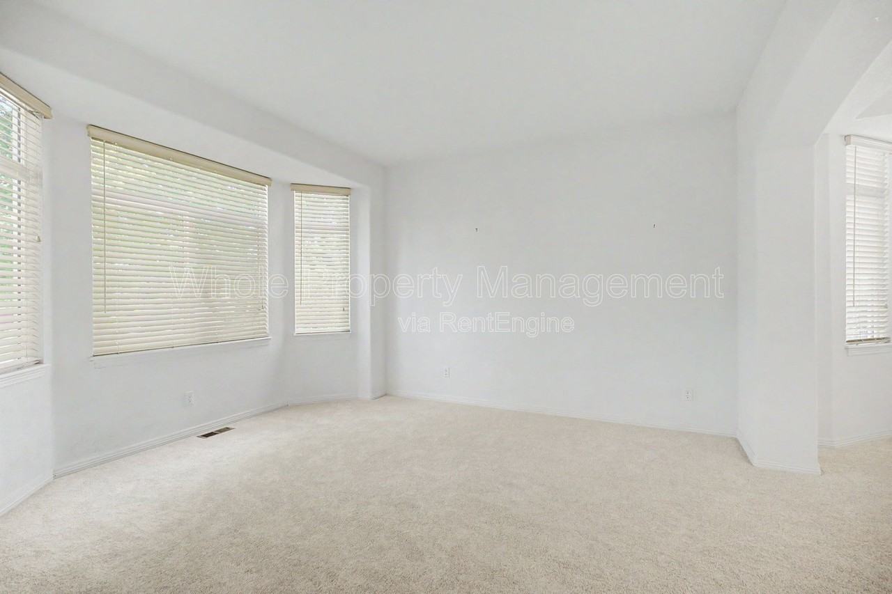 11081 Independence Cir W - Photo 3 of 34