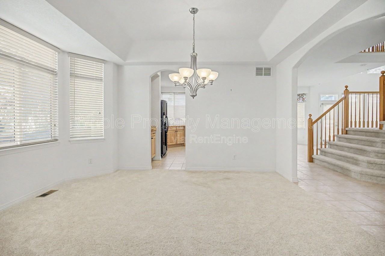 11081 Independence Cir W - Photo 4 of 34