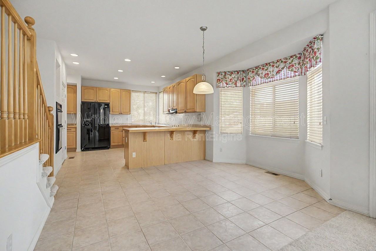 11081 Independence Cir W - Photo 5 of 34