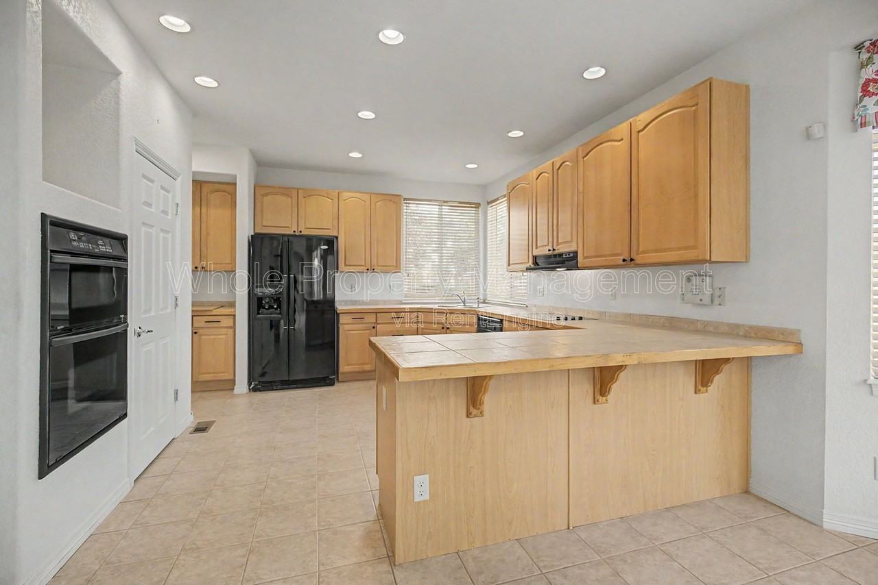 11081 Independence Cir W - Photo 6 of 34