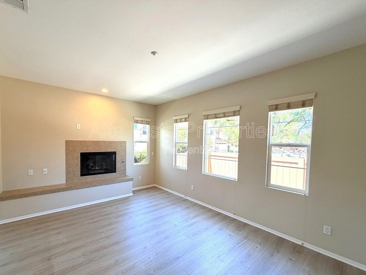 1349 Isabella Way - Photo 4 of 27