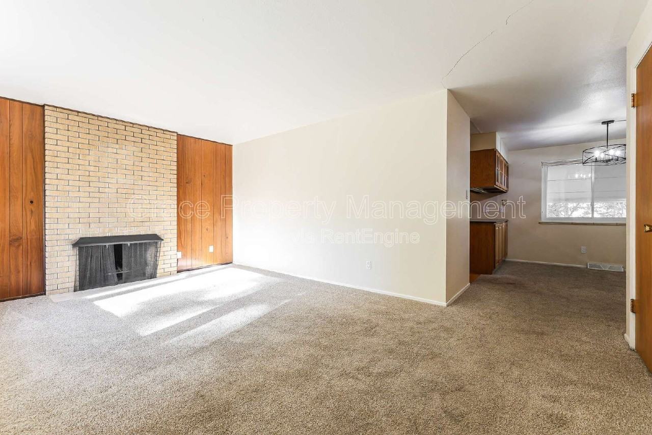 7033 S Cherry St - Photo 2 of 20