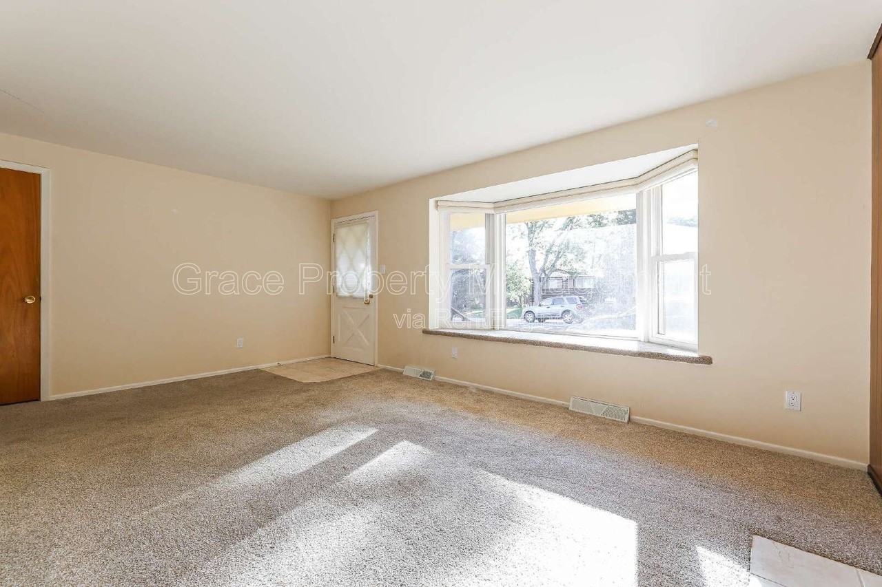 7033 S Cherry St - Photo 3 of 20