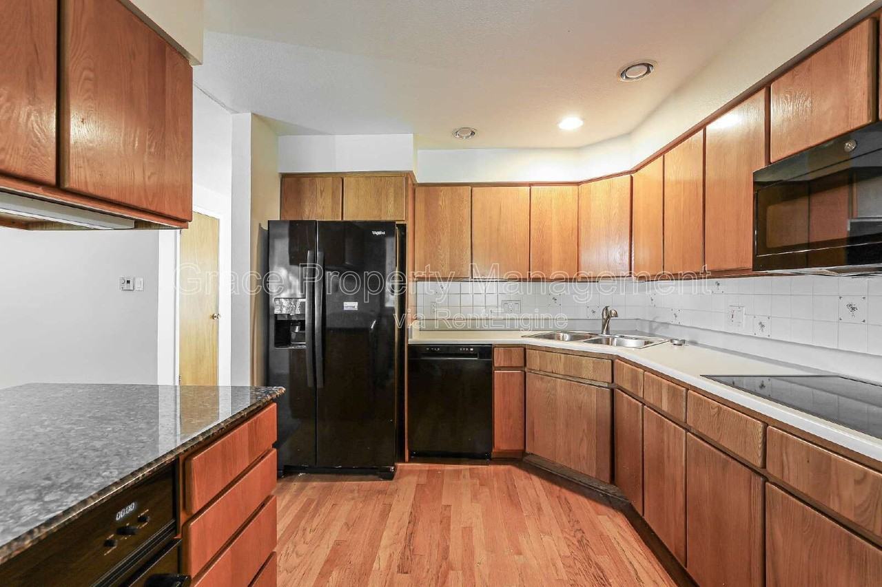 7033 S Cherry St - Photo 4 of 20