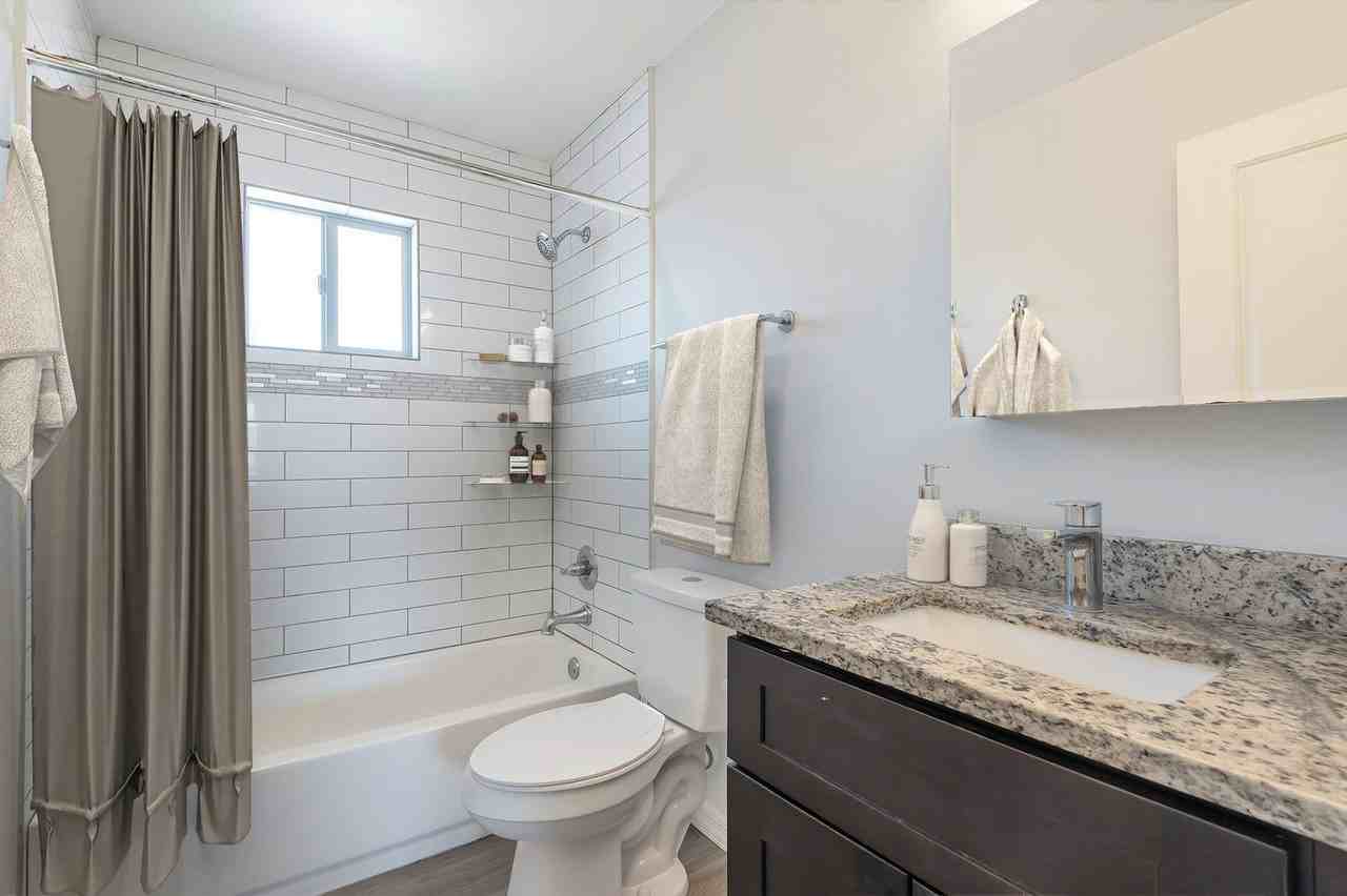 814 E 9th St #7 - Photo 4 of 50