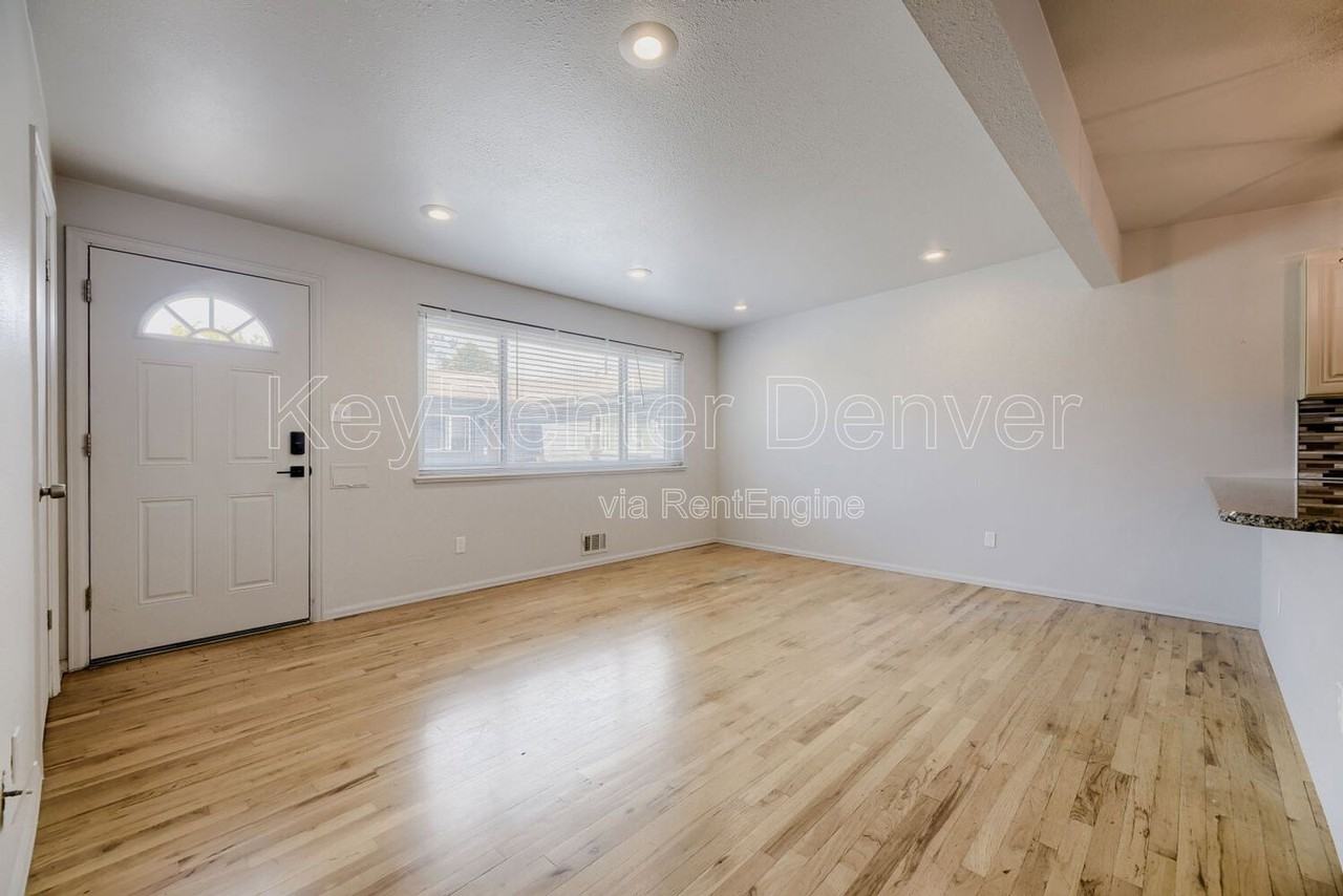 219 S Holly St - Photo 2 of 12