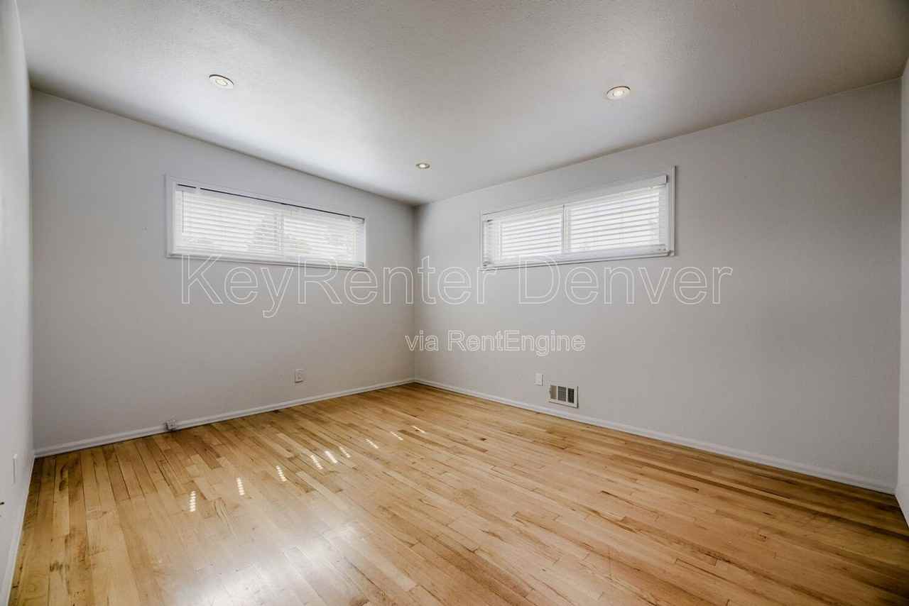 219 S Holly St - Photo 3 of 12