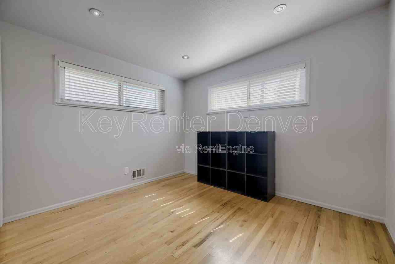 219 S Holly St - Photo 4 of 12