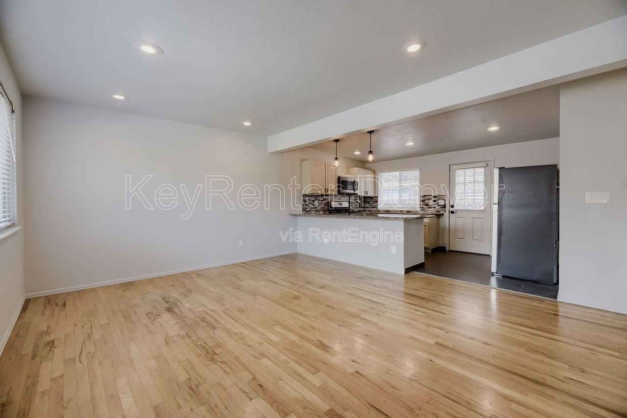 219 S Holly St - Photo 5 of 12