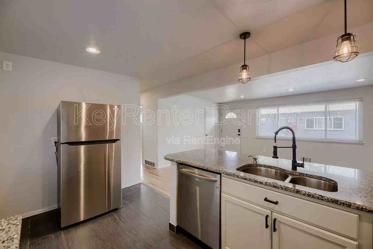 219 S Holly St - Photo 7 of 12