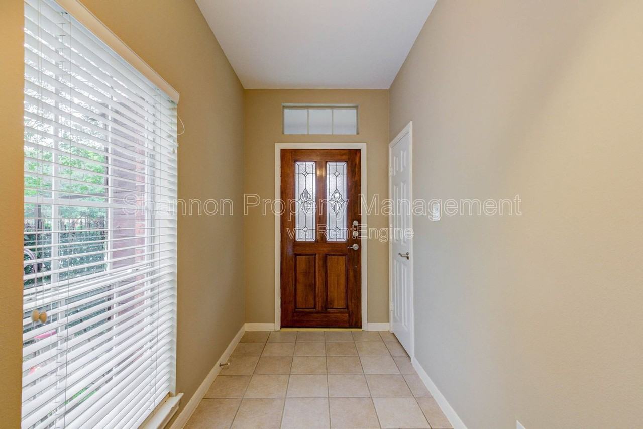 302 Fargo St - Photo 4 of 19