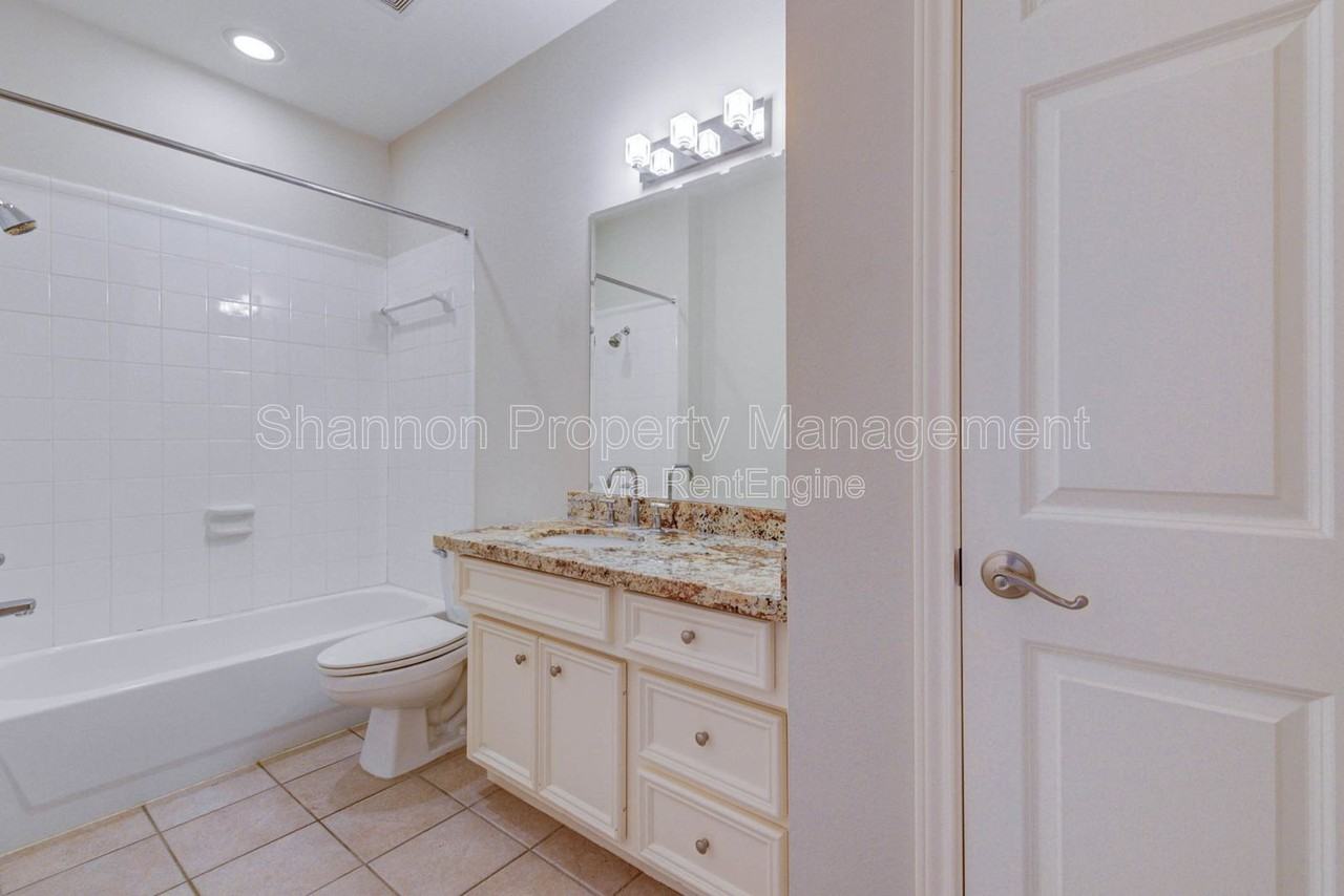 302 Fargo St - Photo 5 of 19
