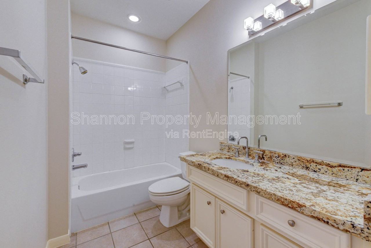 302 Fargo St - Photo 6 of 19
