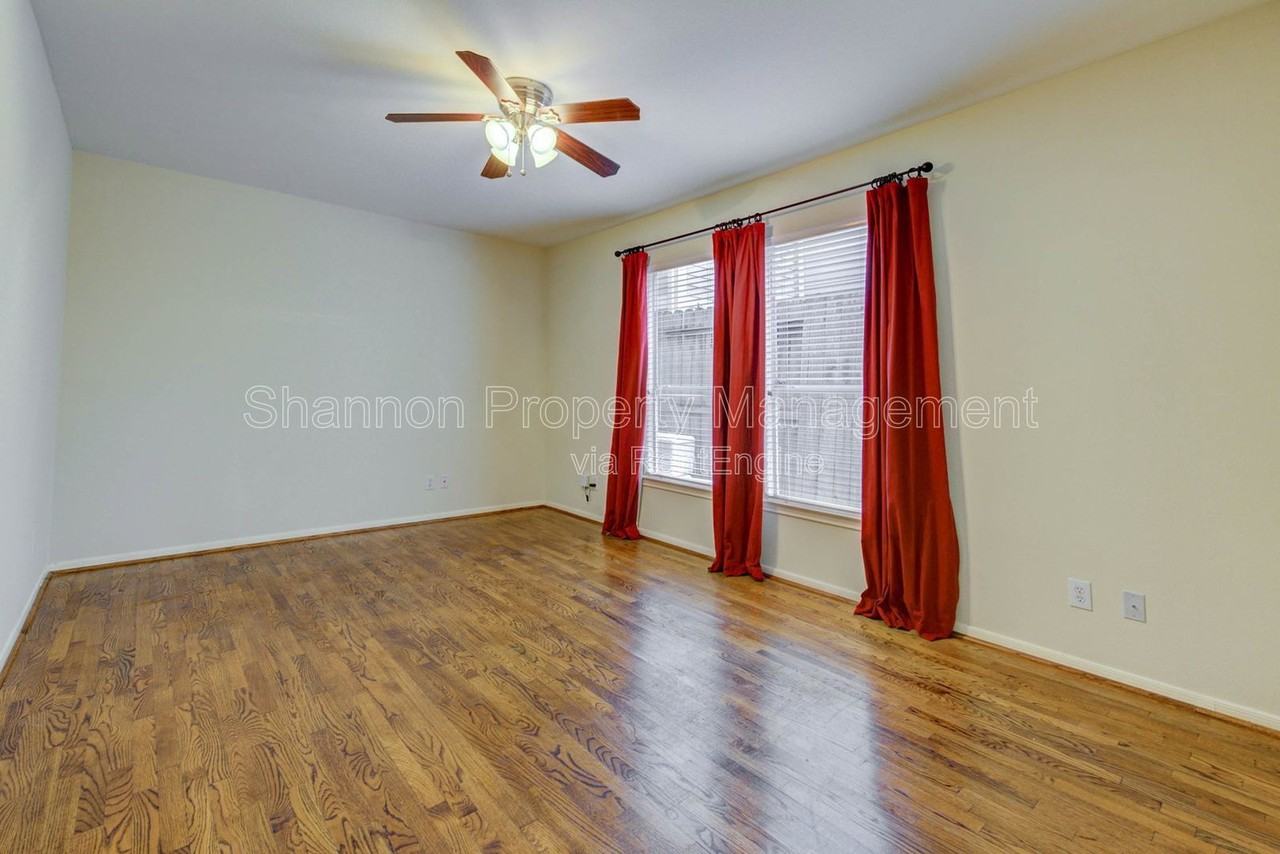 302 Fargo St - Photo 7 of 19