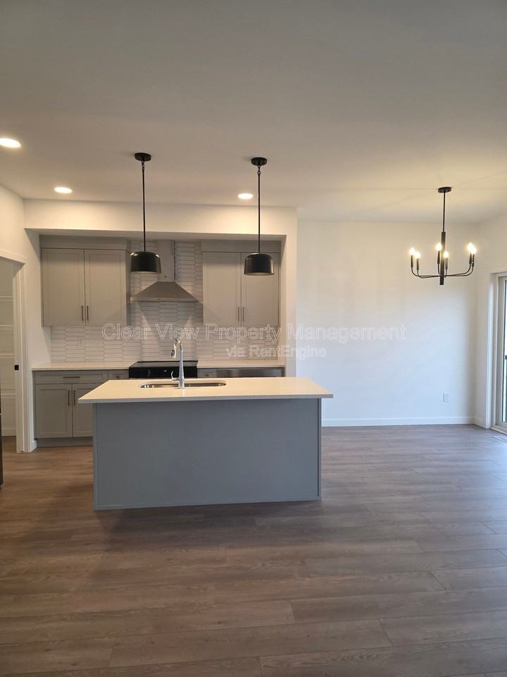 241 Caribou Way N - Photo 2 of 20