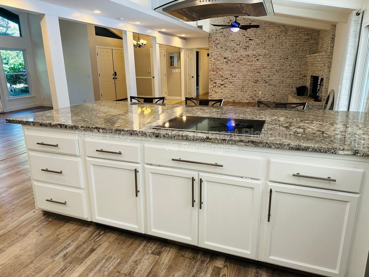 9077 N Fowler Ave - Photo 5 of 19