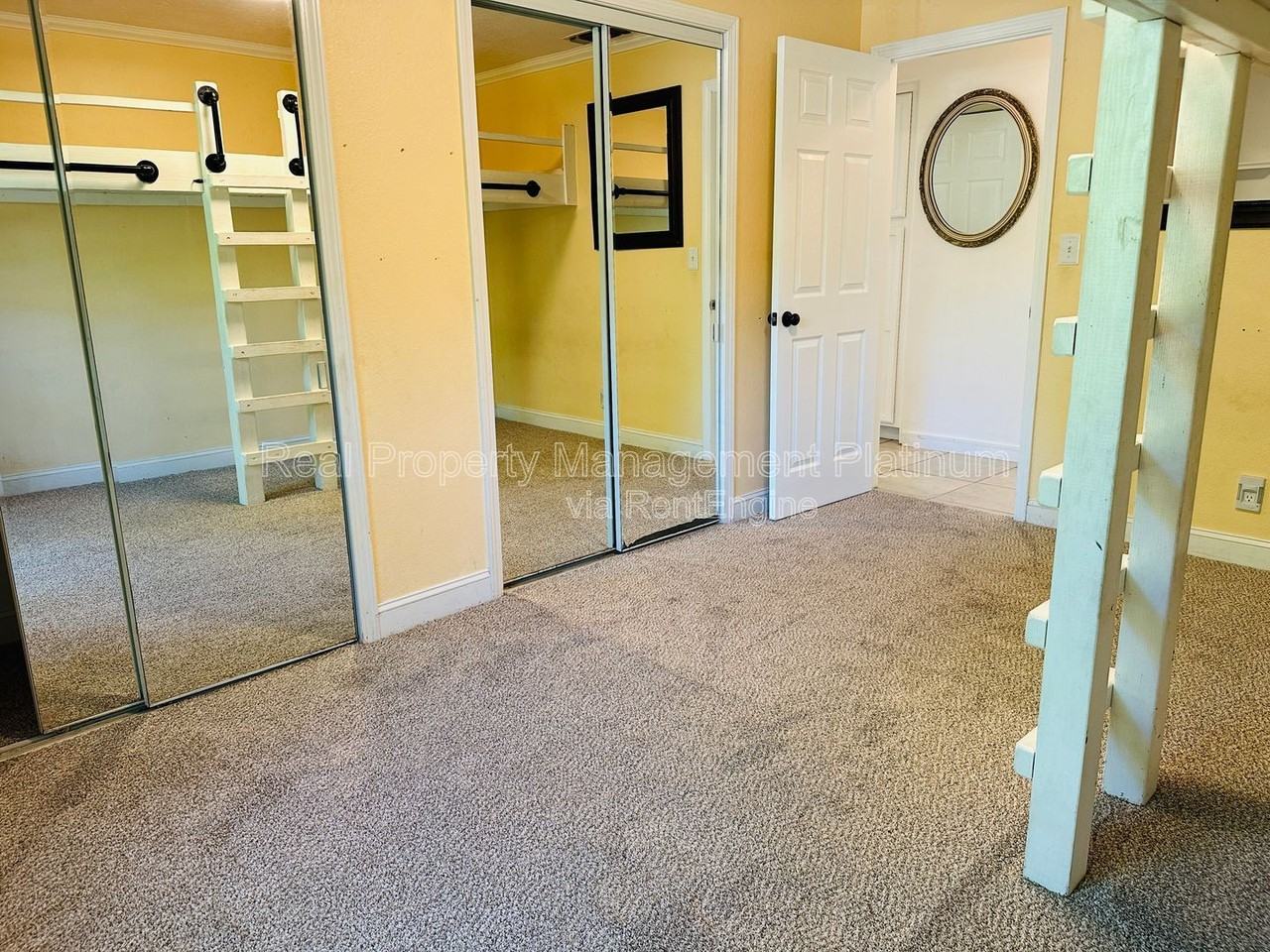9077 N Fowler Ave - Photo 6 of 19