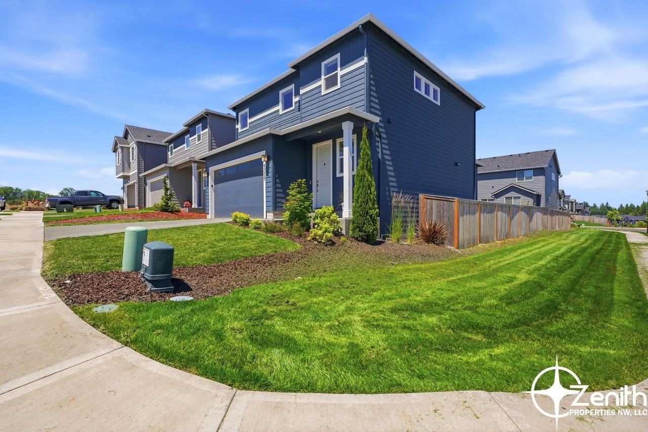 4326 Ne 182nd St - Photo 2 of 37