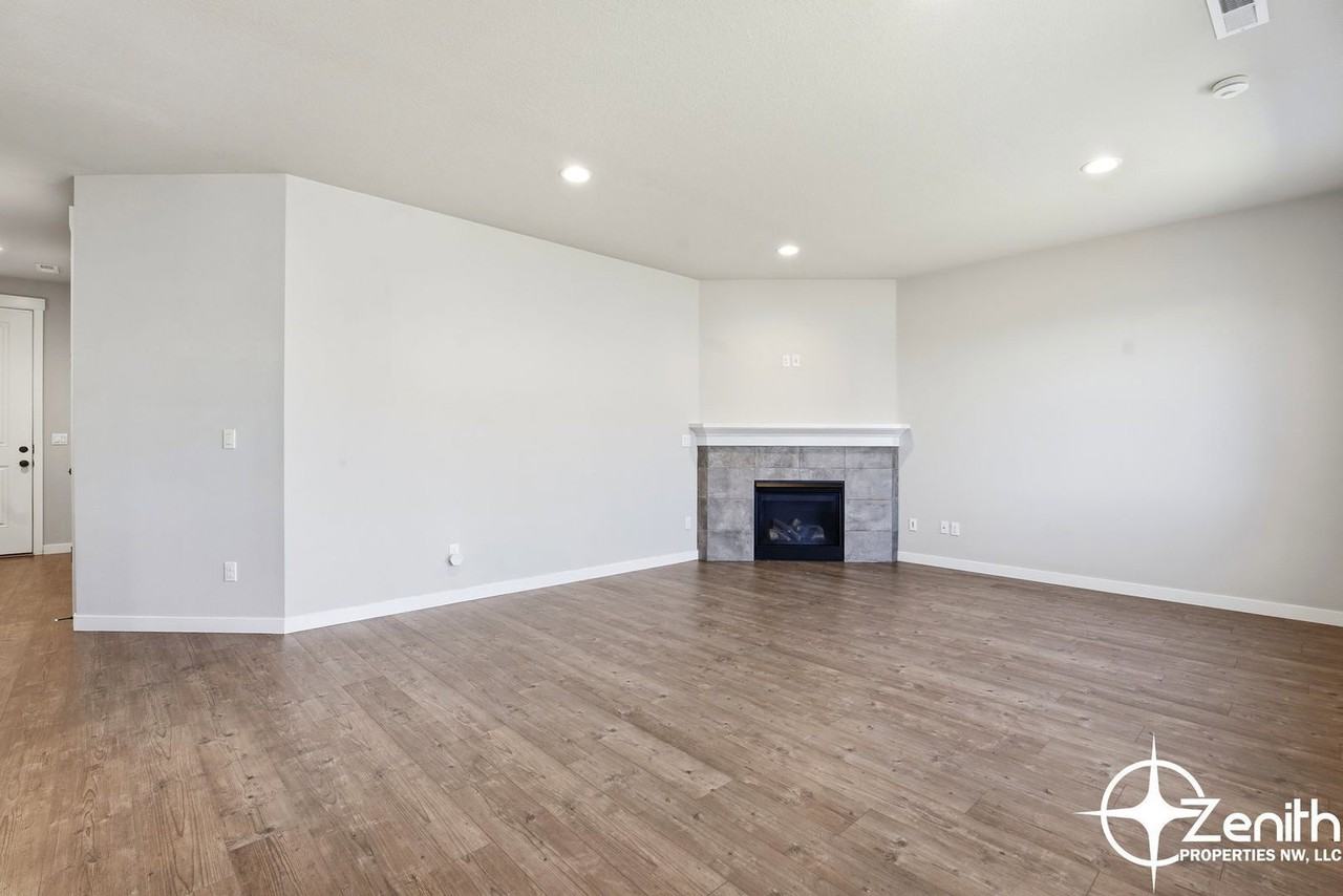 4326 Ne 182nd St - Photo 5 of 37