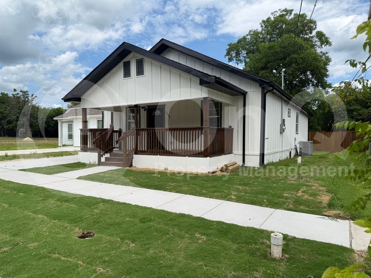2209 Wellington St - Photo 3 of 20