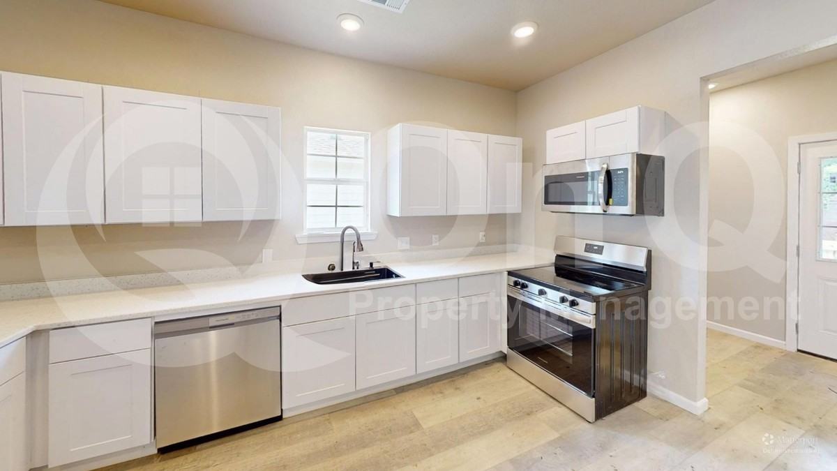 2209 Wellington St - Photo 4 of 20