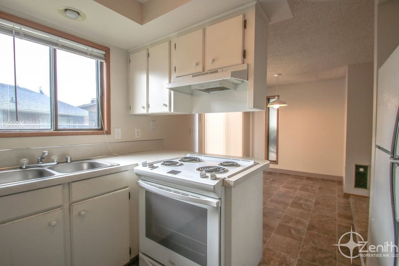 3017 Ne Whitman Ave - Photo 5 of 12