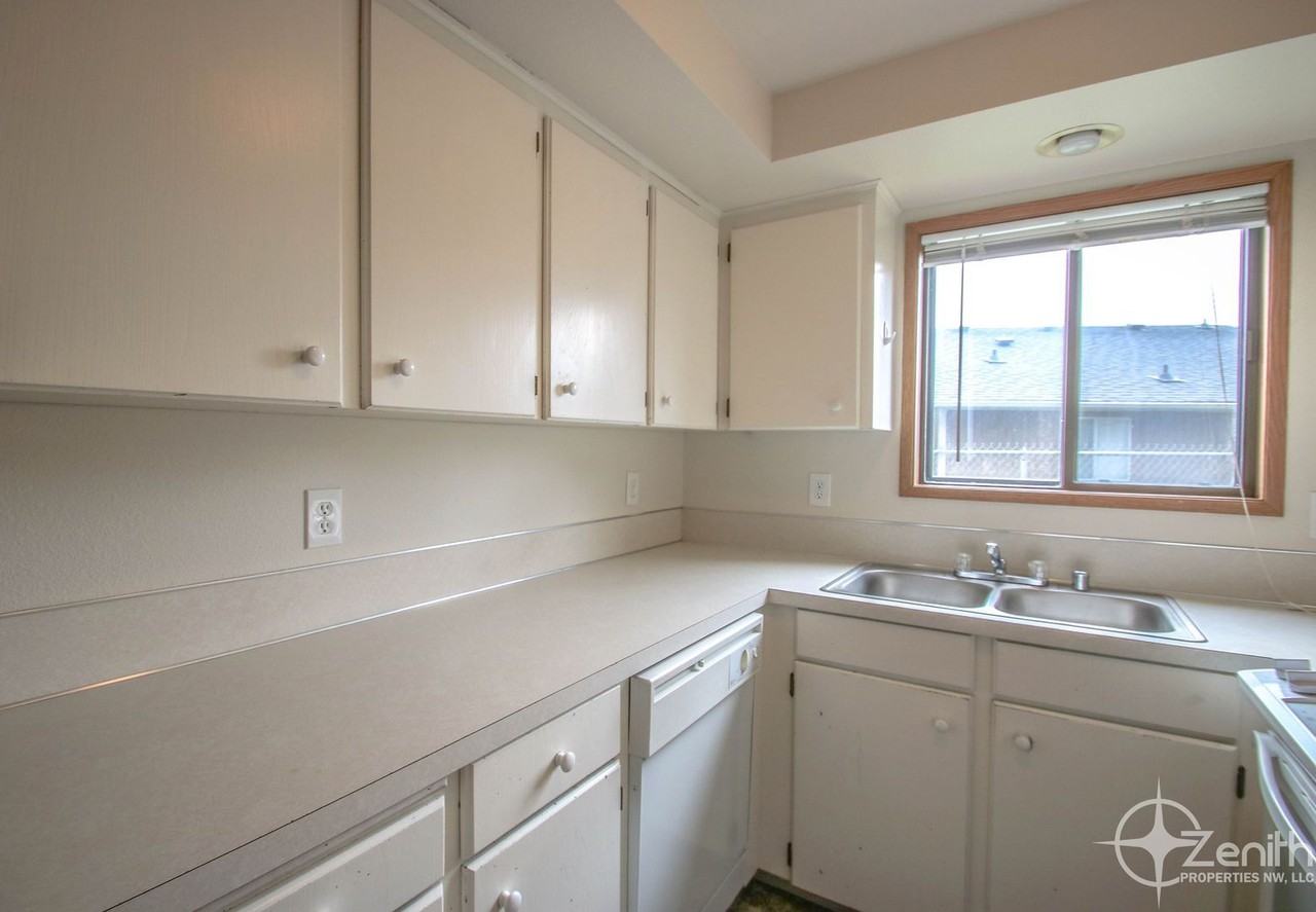 3017 Ne Whitman Ave - Photo 6 of 12