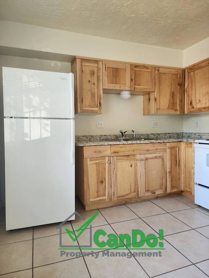 250 Carol Dr - Photo 4 of 24