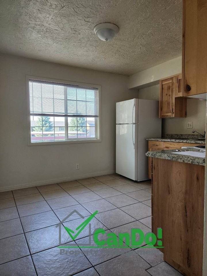 250 Carol Dr - Photo 6 of 24