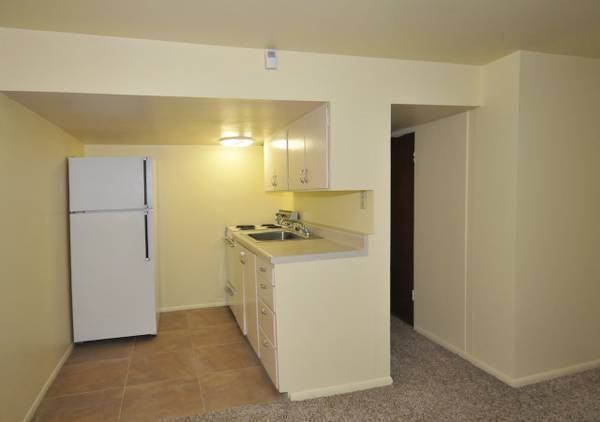 1031 1/2 Mill St Apt 9 - Photo 3 of 5