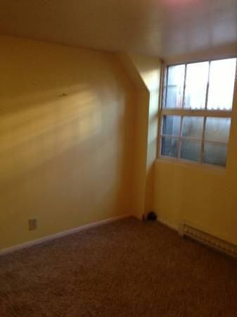 1031 1/2 Mill St Apt 9 - Photo 4 of 5