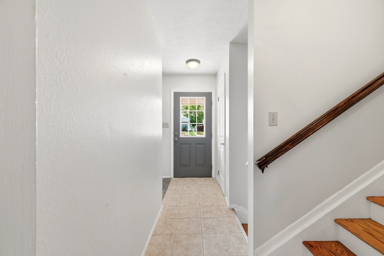 1087 Hathaway Dr - Photo 3 of 37